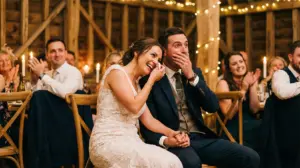 Novomanželia sa dojate usmievajú pri počúvaní piesne na mieru.