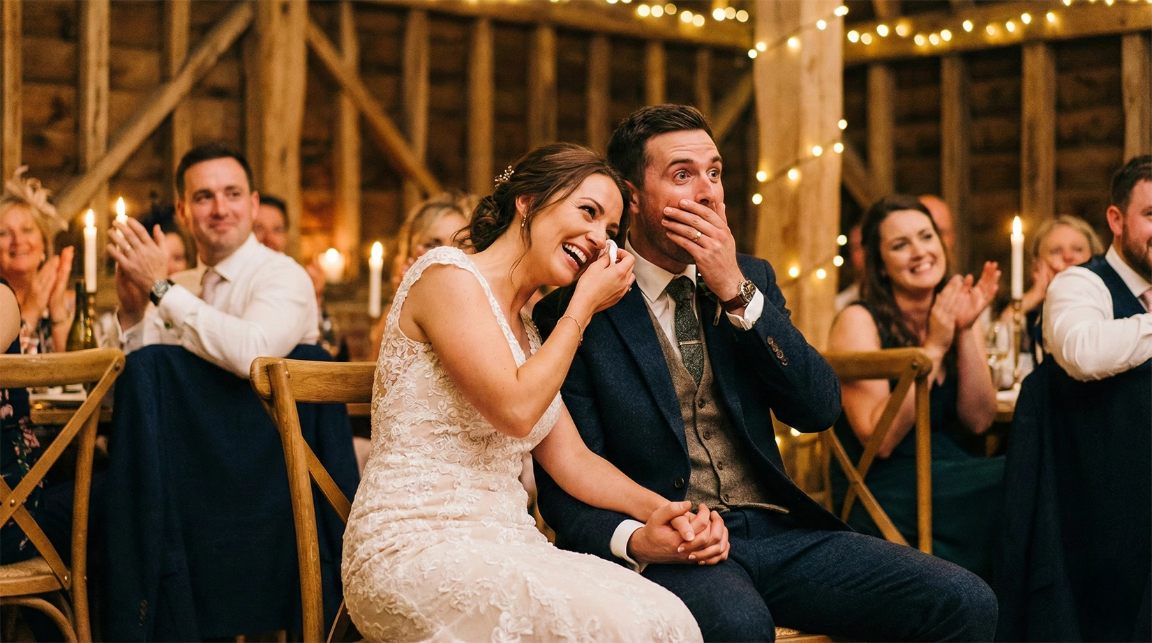 Novomanželia sa dojate usmievajú pri počúvaní piesne na mieru.